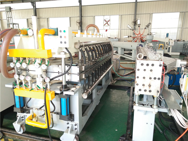 PP 中空格子板生產線