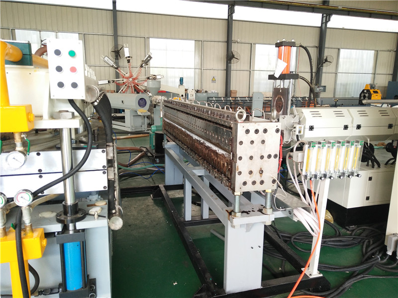 PP 中空格子板生產線